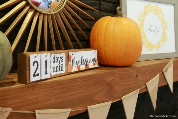 DIY Holiday Countdown Board With Printable Holiday Signs @Remodelaholic